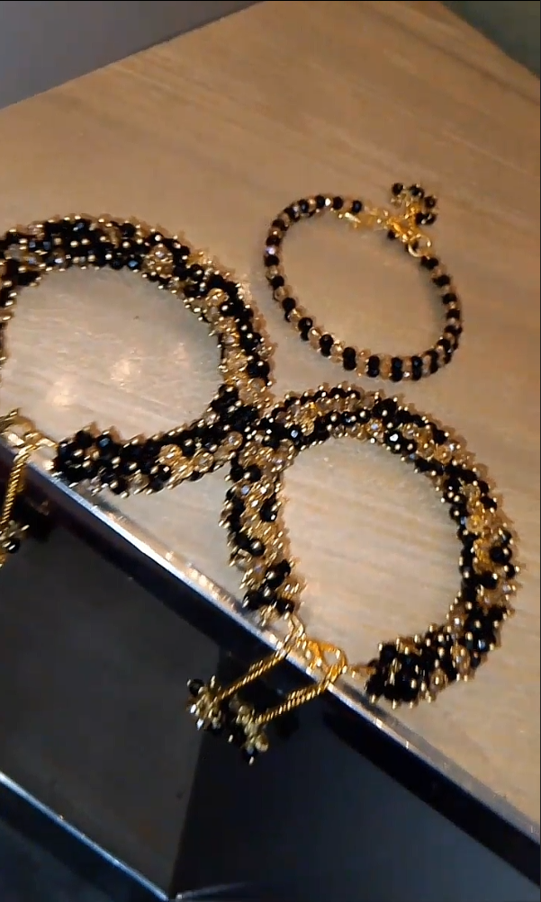 Black Gajra Set  (2 gajray + 4 choori)