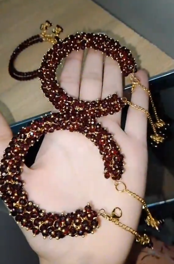 Maroon Gajra Set